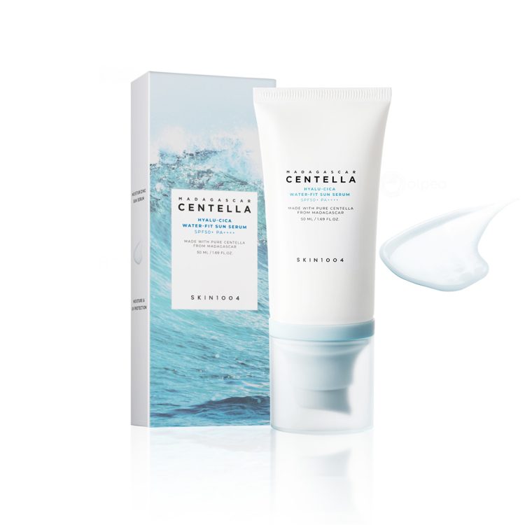 Производ и пакување на SKIN1004 Madagascar Centella Hyalu-Cica Water-Fit Sun Serum SPF50+ PA++++ со прикажана гелеста текстура во сино-бел тон. Product and packaging of SKIN1004 Madagascar Centella Hyalu-Cica Water-Fit Sun Serum SPF50+ PA++++ with visible gel-like texture in a light blue-white tone.