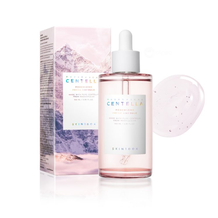 Skin1004 Madagascar Centella Poremizing Fresh Ampoule 100ml – ампула за нега на пори со центела од Мадагаскар, прикажана со кутија и текстура од гел. Skin1004 Madagascar Centella Poremizing Fresh Ampoule 100ml – pore-care ampoule with Madagascar centella, shown with packaging and gel texture.