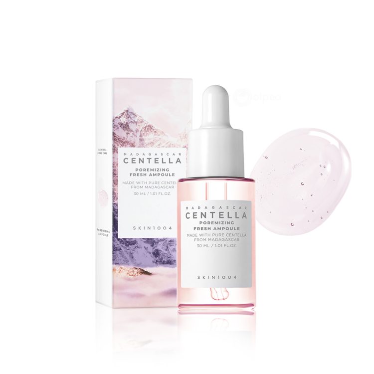SKIN1004 Madagascar Centella Poremizing Fresh Ampoule 50ml – ампула за стеснување на порите со Хималајска розева сол и 9 пептиди, прикажана со кутија и текстурата на производот. SKIN1004 Madagascar Centella Poremizing Fresh Ampoule 50ml – pore minimizing ampoule with Himalayan pink salt and 9 peptides, shown with packaging and product texture.