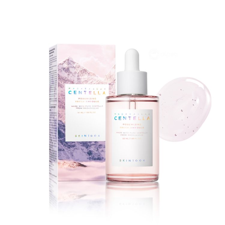 SKIN1004 Madagascar Centella Poremizing Fresh Ampoule 50ml – ампула за стеснување на порите со Хималајска розева сол и 9 пептиди, прикажана со кутија и текстурата на производот. SKIN1004 Madagascar Centella Poremizing Fresh Ampoule 50ml – pore minimizing ampoule with Himalayan pink salt and 9 peptides, shown with packaging and product texture.