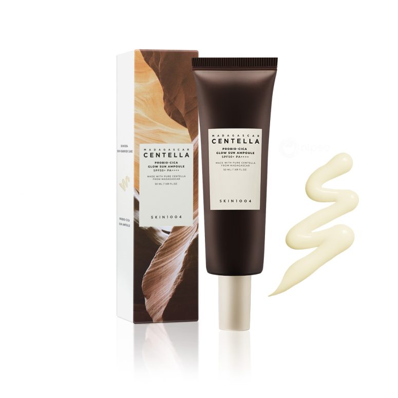SKIN1004 Madagascar Centella Probio-Cica Glow Sun Ampoule SPF50+ PA++++ – Туба со заштитен крем за лице со пробиотици и центела, покрај кутија со природен дизајн и пример од кремот со сјајна текстура. SKIN1004 Madagascar Centella Probio-Cica Glow Sun Ampoule SPF50+ PA++++ – Tube of probiotic and centella-infused facial sunscreen next to a nature-inspired box and a swatch of the glowing cream texture.