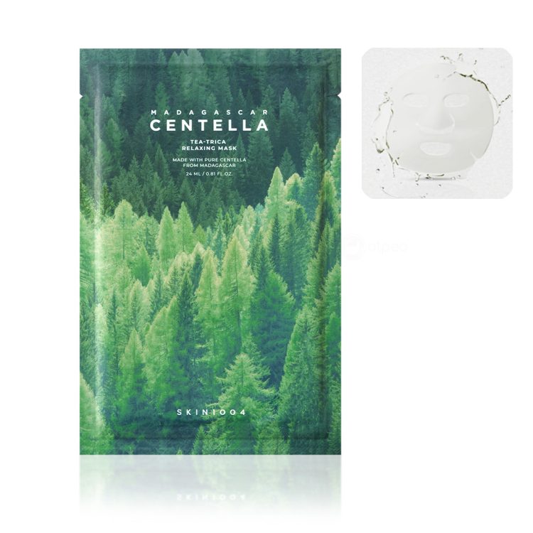 SKIN1004 Madagascar Centella Tea-Trica Relaxing Mask – маска за лице со екстракт од чајно дрво и центела од Мадагаскар, наменета за смирување на акна-склона и иритирана кожа, прикажана со природен мотив од шума и гел маска. SKIN1004 Madagascar Centella Tea-Trica Relaxing Mask – facial sheet mask with tea tree extract and Madagascar centella, designed to soothe acne-prone and irritated skin, shown with a forest motif and gel mask.