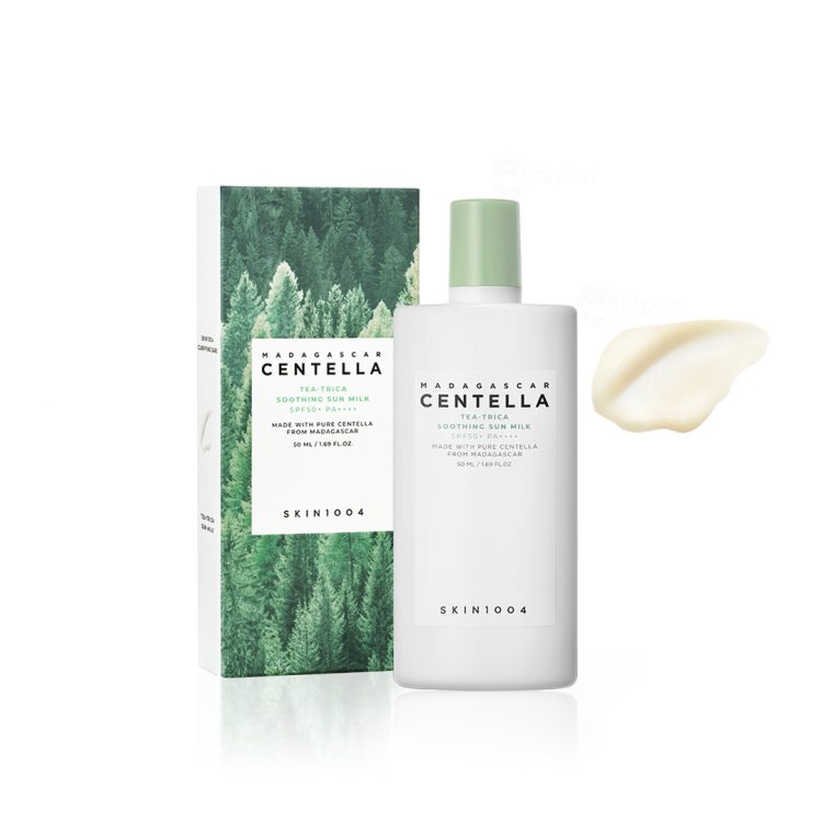 SKIN1004 Madagascar Centella Tea-Trica Soothing Sun Milk SPF50+ PA++++ – крема со заштитен фактор и смирувачко дејство, со екстракт од центела и лесна млекеста текстура. SKIN1004 Madagascar Centella Tea-Trica Soothing Sun Milk SPF50+ PA++++ – sunscreen with calming effect, featuring centella extract and lightweight milky texture.