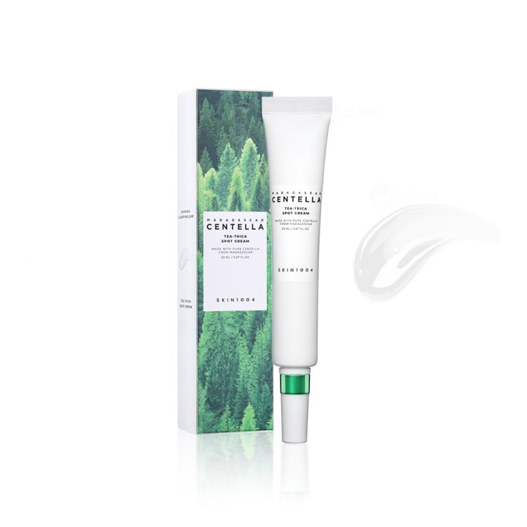 Туба од 20ml SKIN1004 Madagascar Centella Tea-Trica Spot Cream со надворешно пакување во зелени нијанси и пример од гелеста текстура за локален третман на акни и воспаленија. 20ml tube of SKIN1004 Madagascar Centella Tea-Trica Spot Cream with green-themed box and gel-textured swatch for targeted acne and inflammation treatment.