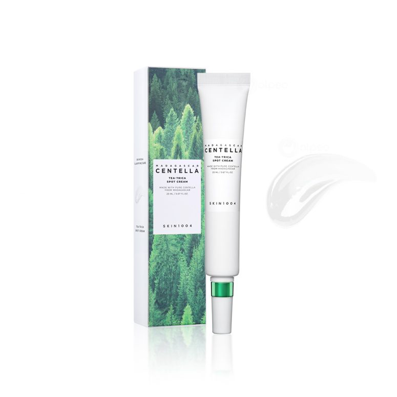 Туба од 20ml SKIN1004 Madagascar Centella Tea-Trica Spot Cream со надворешно пакување во зелени нијанси и пример од гелеста текстура за локален третман на акни и воспаленија. 20ml tube of SKIN1004 Madagascar Centella Tea-Trica Spot Cream with green-themed box and gel-textured swatch for targeted acne and inflammation treatment.