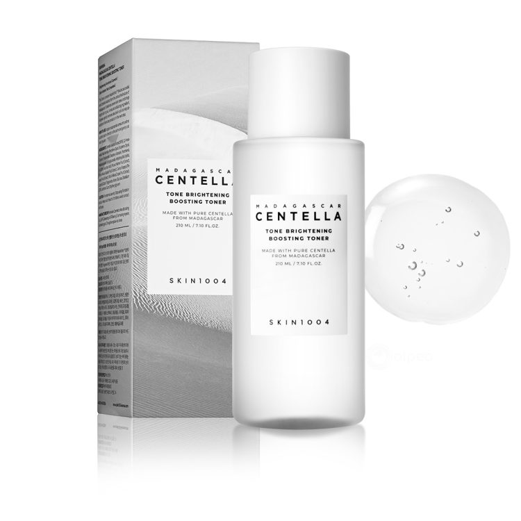 SKIN1004 Madagascar Centella Tone Brightening Boosting Toner 210ml – тоник за изедначување на тенот во елегантно бело шише со сива амбалажа и текстура на проѕирен серум. SKIN1004 Madagascar Centella Tone Brightening Boosting Toner 210ml – brightening toner in a sleek white bottle with grey packaging, featuring a clear serum-like texture.