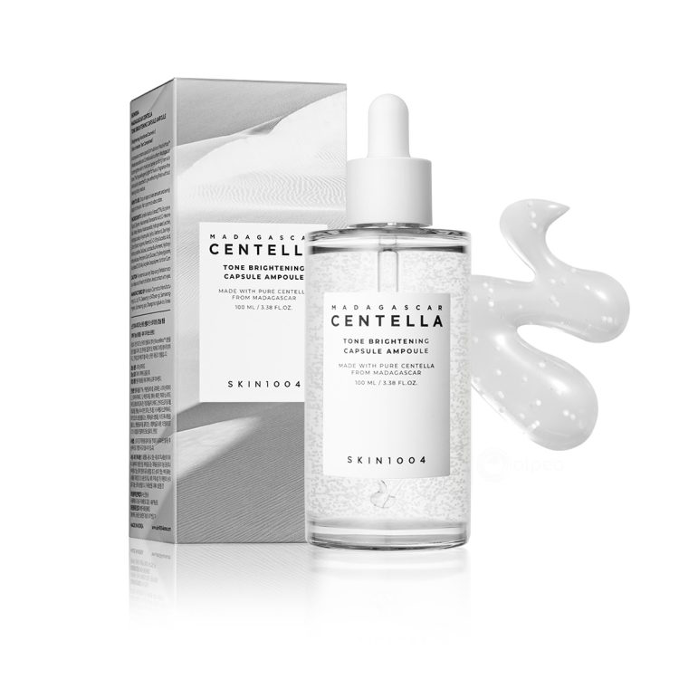 SKIN1004 Madagascar Centella Tone Brightening Capsule Ampoule 100ml – големо пакување ампула за изедначување на тенот со микро-капсули, ниацинамид и трансексамична киселина, во транспарентно шише со пипета и елегантна амбалажа. SKIN1004 Madagascar Centella Tone Brightening Capsule Ampoule 100ml – large-size ampoule for tone brightening with micro-capsules, niacinamide, and tranexamic acid, in a clear dropper bottle with elegant packaging.
