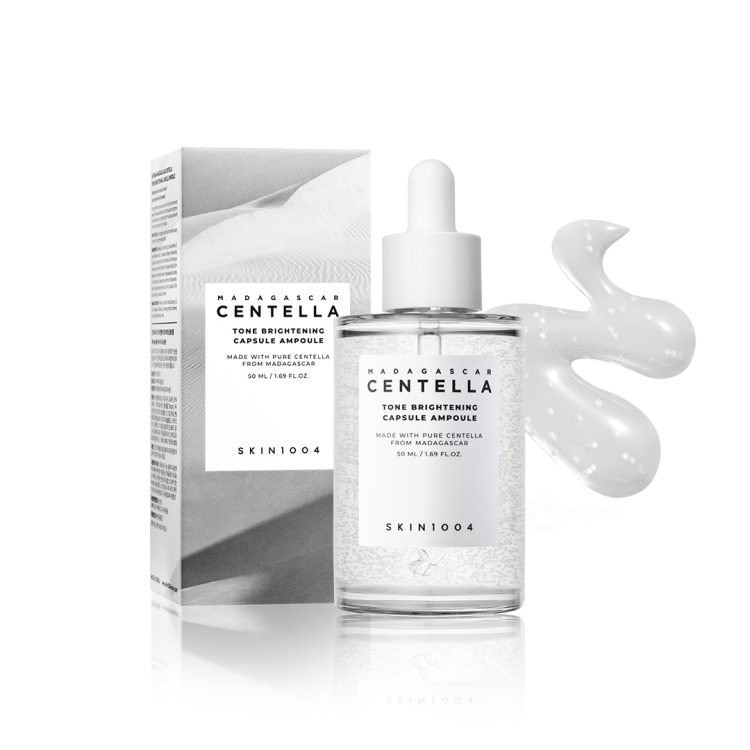 SKIN1004 Madagascar Centella Tone Brightening Capsule Ampoule 50ml – ампула со микро-капсули за изедначување на тенот, збогатена со ниацинамид и трансексамична киселина, во луксузно шише со пипета и амбалажа. SKIN1004 Madagascar Centella Tone Brightening Capsule Ampoule 50ml – ampoule with micro-capsules for tone brightening, enriched with niacinamide and tranexamic acid, in a luxurious dropper bottle and packaging.