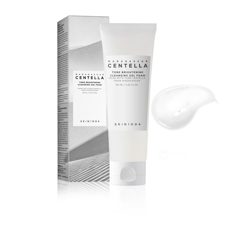 SKIN1004 Madagascar Centella Tone Brightening Cleansing Gel Foam 125ml – гел пенлив чистач со центела од Мадагаскар за осветлување на тенот, со лесна гел текстура и пакување со сребрена етикета. SKIN1004 Madagascar Centella Tone Brightening Cleansing Gel Foam 125ml – gel-to-foam cleanser with Madagascar Centella for brightening the complexion, featuring a lightweight gel texture and silver-labeled packaging.