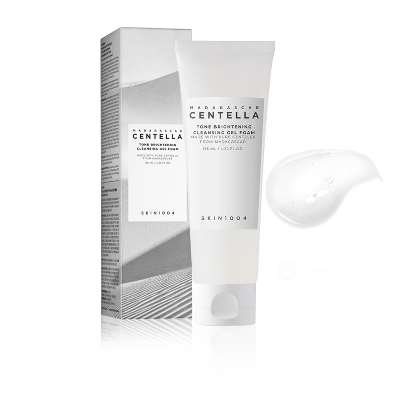 SKIN1004 Madagascar Centella Tone Brightening Cleansing Gel Foam 125ml – гел пенлив чистач со центела од Мадагаскар за осветлување на тенот, со лесна гел текстура и пакување со сребрена етикета. SKIN1004 Madagascar Centella Tone Brightening Cleansing Gel Foam 125ml – gel-to-foam cleanser with Madagascar Centella for brightening the complexion, featuring a lightweight gel texture and silver-labeled packaging.