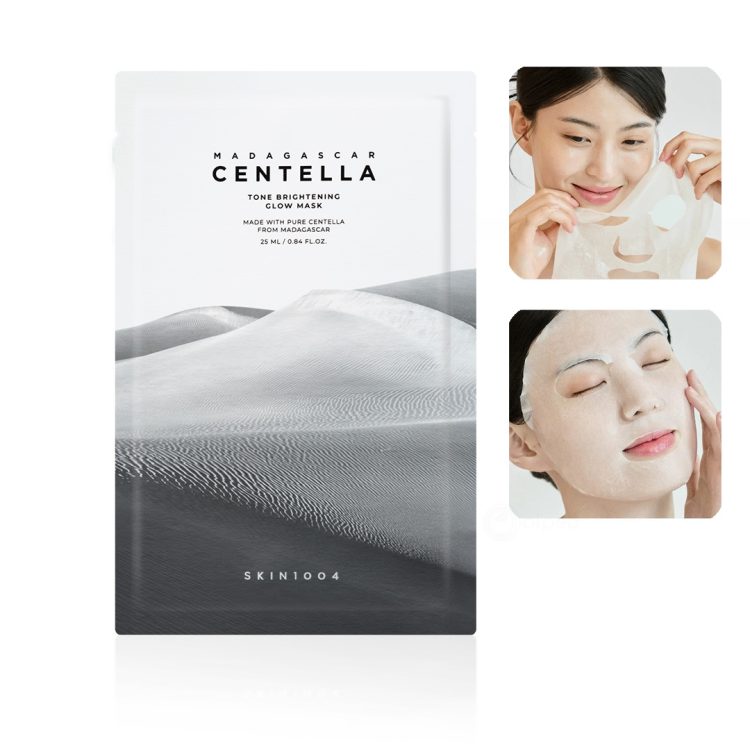 Skin1004 Madagascar Centella Tone Brightening Glow Mask – лист маска за лице за осветлување и сјај на кожата, со ниацинамид и центела, прикажана со апликација на модел. Skin1004 Madagascar Centella Tone Brightening Glow Mask – facial sheet mask for brightening and glowing skin, featuring niacinamide and centella, shown applied on a model.