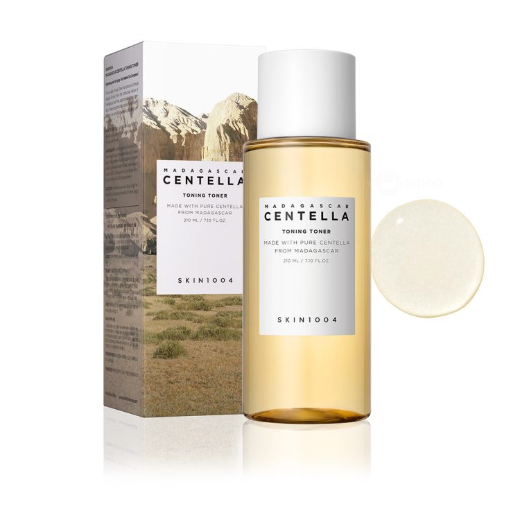Skin1004 Centella Toning Toner 210ml – тоник со Центела од Мадагаскар, прикажан со пакување и текстура, наменет за нежна ексфолијација и смирување на кожата. Skin1004 Centella Toning Toner 210ml – toner with Madagascar Centella, shown with packaging and texture, designed for gentle exfoliation and soothing care.