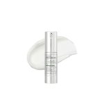 VT Cosmetics Reedle Shot 1000 во сребрена амбалажа, поставен пред бела позадина со кремаста текстура на заднината, симболизирајќи ја неговата богата формулација и ефектот на микронедлинг третманот.