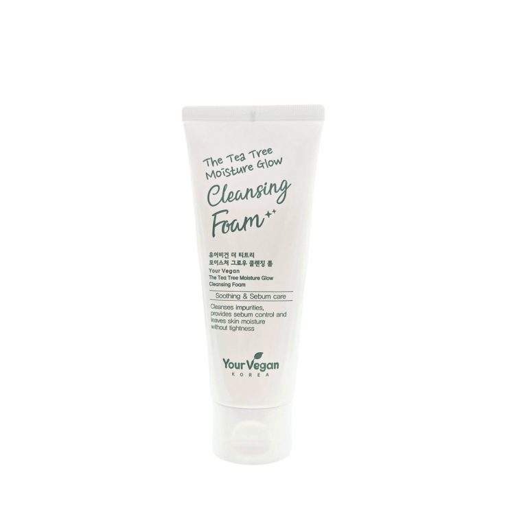 Чистачка пена Your Vegan Tea Tree Moisture Glow во бело пакување, наменета за смирување на кожата и контрола на себумот. Your Vegan Tea Tree Moisture Glow Cleansing Foam in white packaging, formulated for soothing the skin and sebum control.